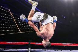 Teofimo López logró ganar otro combate por nocaut, lleva cuatro desde su debut como profesional.