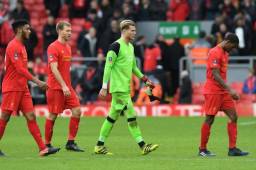 Jugadores del Liverpool se retiraron en medio de silbidos en Anfield Road.