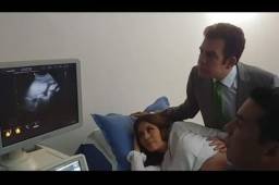 Salvador Nasralla estuvo atento a lo reflejado en el monitor. El presentador de televisión reaccionó alegre al conocer el sexo de su bebé.