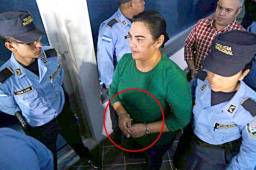 Momentos cuando la esposa de Pepe Lobo, Rosa Elena Bonilla, ingresaba a los tribunales, esposada y custodiada por una policía. Foto cortesía