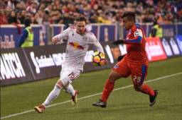 Patón mientras disputaba el esférico con un jugador del Red Bulls.