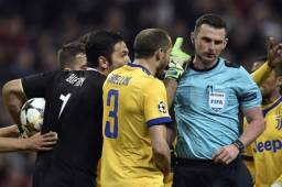 Ante las amenazas al árbitro Michael Oliver, la policía inglesa le ha asignado protección. Foto AFP