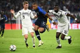 Mbappé disputando el balón con Werner y Ruediger.