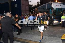 Los jugadores de Costa Rica después del reconocimiento de cancha se fueron al hotel de concentración y burlaron a los aficionados que los esperaban. Foto Delmer Martínez