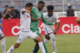 Yustin Arboleda es marcado por Cristian Maidana y Maylor Núñez.