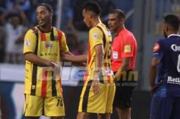 Ángel Tejeda y Ronaldinho durante el Real España-Motagua.
