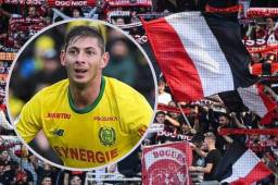 Aficionados del Niza dedicaron un cántico a los fans del Nantes recordando a su antiguo goleador, fallecido en 2019 a los 28 años de edad en un accidente de avión sobre el Canal de la Mancha.
