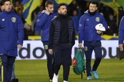Carlos Tevez firmó la planilla como entrenador, anotó como asistente a su hermano Miguel, y tuvo un recibimiento bueno pero no eufórico de parte de los hinchas de Central.