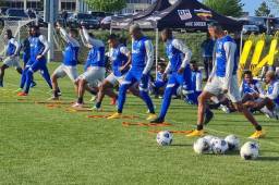Fabián Coito en su primer entreno en Denver probó el equipo titular que usará el jueves ante Estados Unidos por el Final Four. Foto @FenafuthOrg y Jenny Fernández