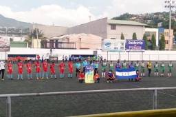Los jugadores del Gimnástico y el Juticalpa FC en el partido que se disputa en el estadio Emilio Larach de la colonia Kennedy en Tegucigalpa. Foto cortesía Julio Paz