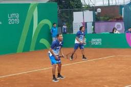 Los hondureños Alejandro Obando y Keny Turcios, perdieron contra los colombianos, Alejandro González y Nicolás Mejía. Fotos Víctor Bustillo