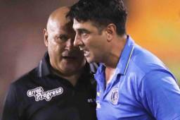 Wilmer Cruz felicitó a Diego Vázquez por el gran triunfo en el Humberto Micheletti.