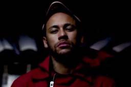Mientras se define su futuro, Neymar aprovecha su tiempo libre para sus series favoritas.