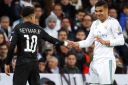 Neymar se saluda con su compañero Carlos Casemiro del Real Madrid el día que jugaron por la Champions League. Foto EFE