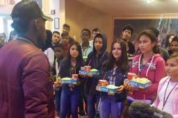 Alberth Elis brindó unas palabras a los jóvenes y estuvo en la sala observando la película junto a ellos. Fotos Houston Chronicle