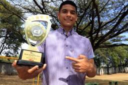 El volante del Olimpia Carlos Pineda posa con el trofeo a Mejor Jugador Joven de los Premios DIEZ. Fotos Ronalda Aceituno