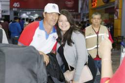 El entrenador del Olimpia, Pedro Troglio, fue asediado por los aficionados tras su llegada de Seattle. Es guapa chica no quiso perderse la foto con el argentino.