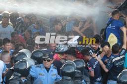 Momentos en que una tanqueta con agua intentaba dispersar a cientos de aficionados que buscaban ingresar cuando el estadio estaba repleto.