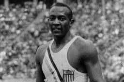 En los Juegos Olímpicos de Berlín 1936, Jesse Owens saltó a la fama internacional al conquistar cuatro medallas de oro.