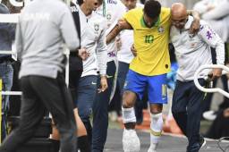 Así abandonó Neymar el amistoso de anoche de la Seleçao contra Catar. Lamentable.