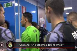 Cristiano Ronaldo dialogando con sus compañeros en el tunel del vestuario.