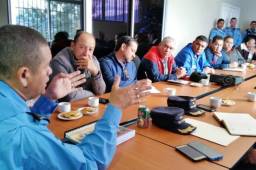 Los dirigentes de Olimpia y Motagua ponen atención a las indicaciones de los jefes de policía que estarán encargados de la seguridad del clásico. Fotos Juan Salgado