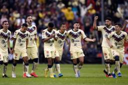 Los jugadores del América festejan el sufrido pase a cuartos de Liga de Campeones Concacaf tras eliminar al Comunicaciones en penales. Fotos AFP