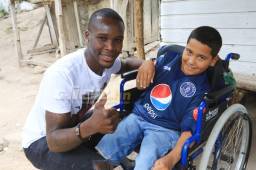 El delantero y goleador del Motagua, Rubilio Castillo, junto a Carlitos quien no cabía de la felicidad al conocer a su ídolo. Fotos Ronal Aceituno