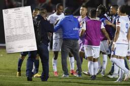 En el acta arbitral, Melvin Matamoros insertó a Jerry Bengtson por agresión contra Kevin López. Acá sus compañeros lo controlan tras el incidente. Foto DIEZ