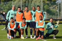 Choco Lozano, posando muy alegre con sus compañeros en la práctica de este viernes tras el entrenamiento. Cervera confirmó que está para jugar el domingo.