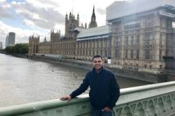 Amado Guevara en un lugar infaltable al visitar Inglaterra, el Palacio de Westminster ubicado en la capital inglesa. Fotos cortesía Lucía Guevara