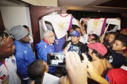 Los aficionados del Olimpia presentes en el hotel. Los jugadores y el entrenador Manuel Keosseián salieron a recibirlos. Fotos Ronal Aceituno