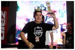 Eduardo Reyes es el actual monarca del Rey del Fifón y este 17 de marzo espera levantar el trofeo nuevamente.