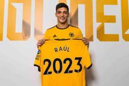 Raúl Jiménez firma con el Wolverhampton hasta el 2023.