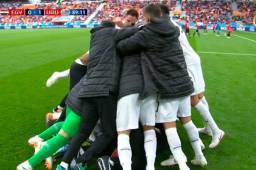 Giménez celebrando su tanto con sus compañeros.