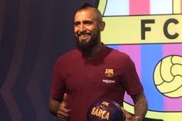 Arturo Vidal llegó a Barcelona y el lunes realizará los examenes médicos.