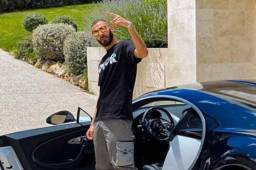 Karim Benzema sorprende en las redes sociales con su espectacular Bugatti Chiron de 2.5 millones de euros.