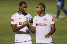 El delantero Eddie Hernández celebra su gol frente al Alianza con Jerry Bengtson que le dio el triunfo al Olimpia en la Copa Premier. Foto Ronal Aceituno