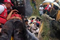 Cuerpo de bomberos y Cruz Roja hicieron lo posible para rescatar con vida a la mayor cantidad de gente posible. FOTOS: DIEZ, RADIO AMÉRICA, HCH, HRN