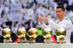Cristiano Ronaldo mostró hoy sus cinco balones de oro, cuatro de ellos han sido con el Real Madrid y el primero con el United.
