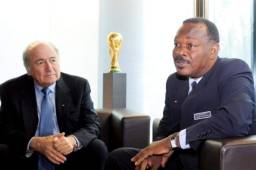 Yves Jean-Bart junto al entonces presidente de la FIFA, el suizo Joseph Blatter.