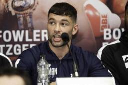 El boxeador británico Scott Fitzgerald antes del combate cuando se presentaba en la conferencia de prensa. Foto cortesía