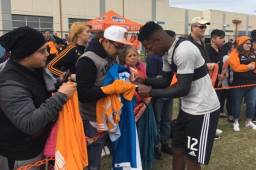 El delantero Romell Quioto atendiendo a los fanáticos del Houston Dynamo en su primer entrenamiento. Foto cortesía Houston