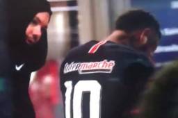 Neymar fue captado cuando iba l camerino derramando lágrimas, no podía caminar.