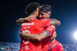 Futbolistas de Veracruz celebran su anotación ante Puebla.