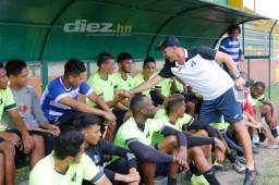 Julio 'Palomo' Rodríguez saludó con cariño a sus nuevos pupilos e, incluso, bromeó con su ex compañero en Real España, Edder 'Camello' Delgado.