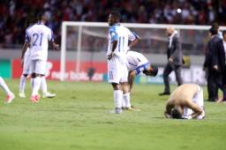 Honduras lamentó el empate final 1-1 ante Costa Rica; Emilio Izaguirre se quedó varios minutos hincado.