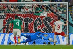 Guillermo Ochoa, el cinco veces mundialista con México, le tapó un penal a Lewandowski. FOTO: AFP