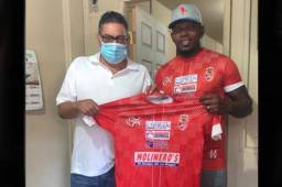 Javier Martínez, directivo del Real Sociedad, presentando al delantero Franco Güity.