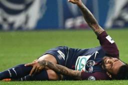 Dani Alves será evaluado en las próximas horas para saber la gravedad de su lesión.